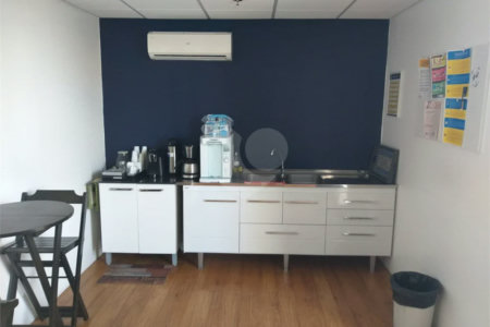 Conjunto comercial duplex à venda na Aclimação. Andar inteiro, puro charme!