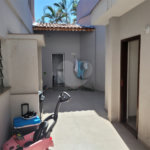 Sobrado com 14 metros de frente , na Região do Jardim Guapira , próximo ao Clube Guapira com 5 dormitórios, sendo 3 suíte com armários embutidos ,banheiro social, Sala para 2 ambientes, escritório com banheiro .cozinha ampla com armários, área de serviço ,dispensa, quintal com banheiro externo c