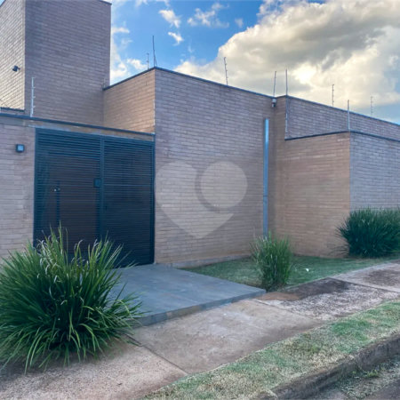 Casa Térrea com Acabamento em Tijolo Aparente e Quintal Amplo - Próximo ao Shopping Iguatemi