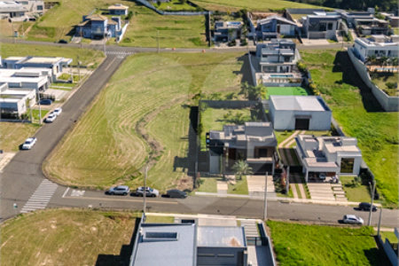 Indaiatuba - Quintas da Terracota - 1252 m² de terreno - casa térrea com 514 m² de área construída -3 vagas de garagem cobertas e 3 descobertas Lavabo - Sala de estar e jantar amplas e integradas - Escritório privativo - Cozinha toda equipada com geladeira, forno, micro-ondas, lava-louças,