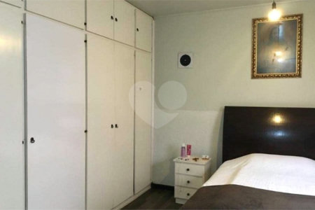 Casa térrea com 3 dormitórios, sendo 2 suítes.