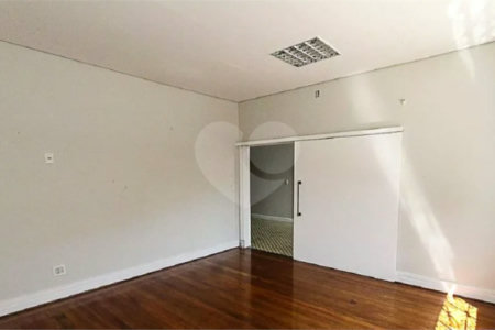 Sobrado à venda no Belenzinho de 208 m² com 6 dormitórios, 4 banheiros e 2 vagas