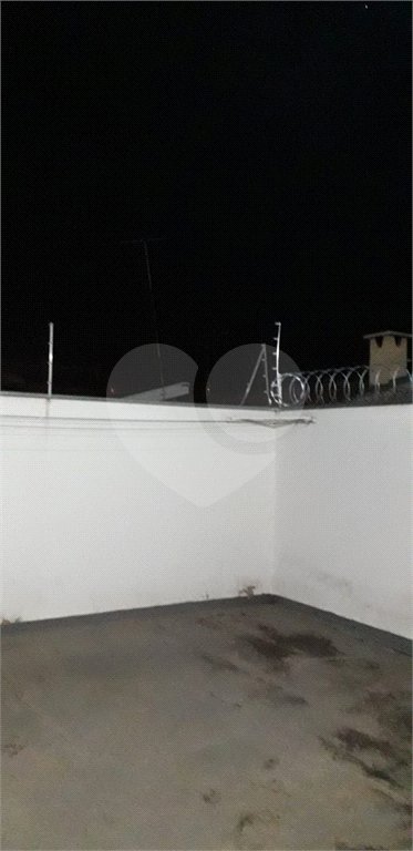 Casa térrea com 3 dormitórios, sendo 1 suíte.