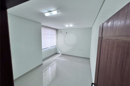 Prédio Comercial de Alto Padrão - 253m², 5 Salas, 5 banheiros , 3 Vagas , à venda na Moóca
