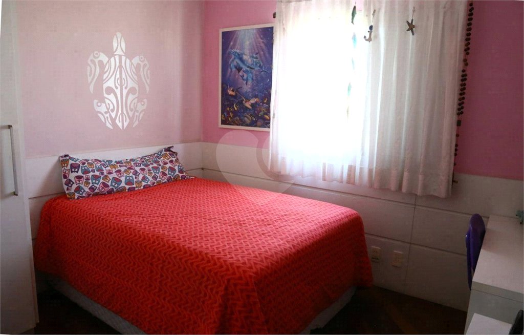 Apartamento à venda com 3 quartos, sendo 1 suíte, e 4 banheiros no total.