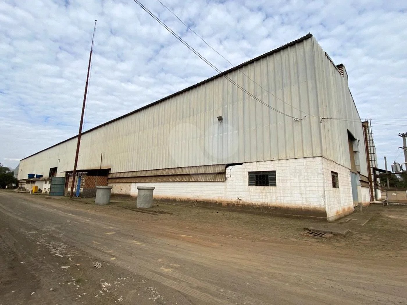 Galpão industrial à venda ou para locação na beira da Rodovia Hermínio Petrin - SP 308.