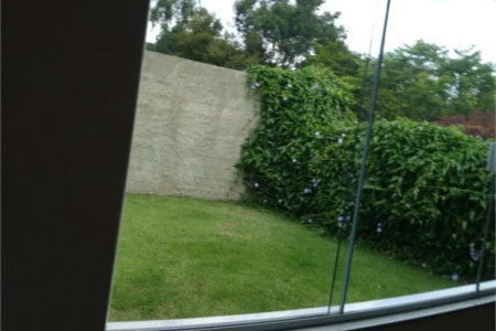 Casa de alto padrão na Granja Viana - Fazendinha Descrição do Imóvel Localizada na Rua Uruana, número 9, em um dos bolsões residenciais mais exclusivos da Granja Viana, esta residência oferece o equilíbrio perfeito entre sofisticação e contato com a natureza. A propriedade destaca-se pela excelente