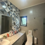 Casa em condomínio com 3 dormitórios, 01 suíte, garagem para 06 carros, área gourmet, piscina.