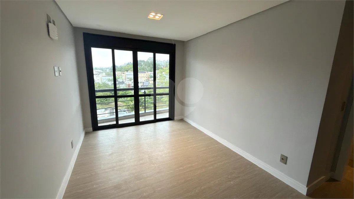 Sobrado de alto padrão no Swiss Park, totalmente reformado, com 4 suítes, piscina, elevador, espaço gourmet, 4 vagas e condomínio com lazer completo.
