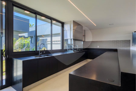 Indaiatuba - Quintas da Terracota - 1252 m² de terreno - casa térrea com 514 m² de área construída -3 vagas de garagem cobertas e 3 descobertas Lavabo - Sala de estar e jantar amplas e integradas - Escritório privativo - Cozinha toda equipada com geladeira, forno, micro-ondas, lava-louças,