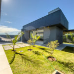 Indaiatuba - Quintas da Terracota - 1252 m² de terreno - casa térrea com 514 m² de área construída -3 vagas de garagem cobertas e 3 descobertas Lavabo - Sala de estar e jantar amplas e integradas - Escritório privativo - Cozinha toda equipada com geladeira, forno, micro-ondas, lava-louças,
