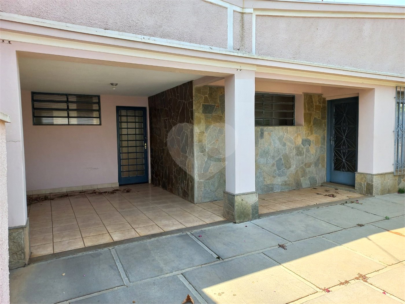 Casa Térrea com 3 dormitórios, sendo 1 suíte.