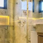 Indaiatuba - Condominio Villa Sapezal - 318 m² de Terreno - 230 m² de Área Construída - 3 suítes, sendo 1 Master com closet planejado - Sala de TV - Sala de estar integrada à Sala de jantar - Cozinha com móveis planejados - Despensa - Escritório planejado - Lavabo - Piscina com preparação para aquec