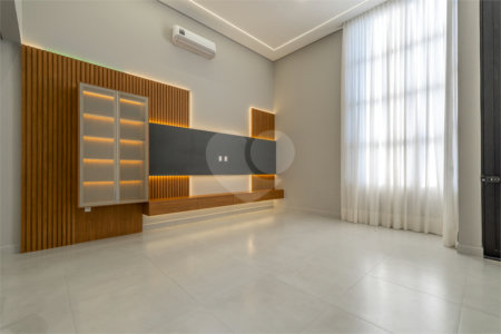 Indaiatuba - SP - Condominio Dona Lucilla - Valor R$2.295.000,00 - 3 suítes + escritório + lavabo - Terreno: 300m2 - Construção: 188m2 - Diferenciais - Móveis planejados no escritório, sala de TV, lavabo, cozinha, área gourmet, lavanderia, banheiros e closet - Ar condicionado em todos os ambie