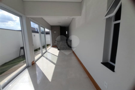 Belíssima Casa à Venda no Condomínio Damha IV