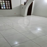 3 dormitórios, 2 suítes, banheiro, sala, cozinha ampla e 2 vagas de garagem