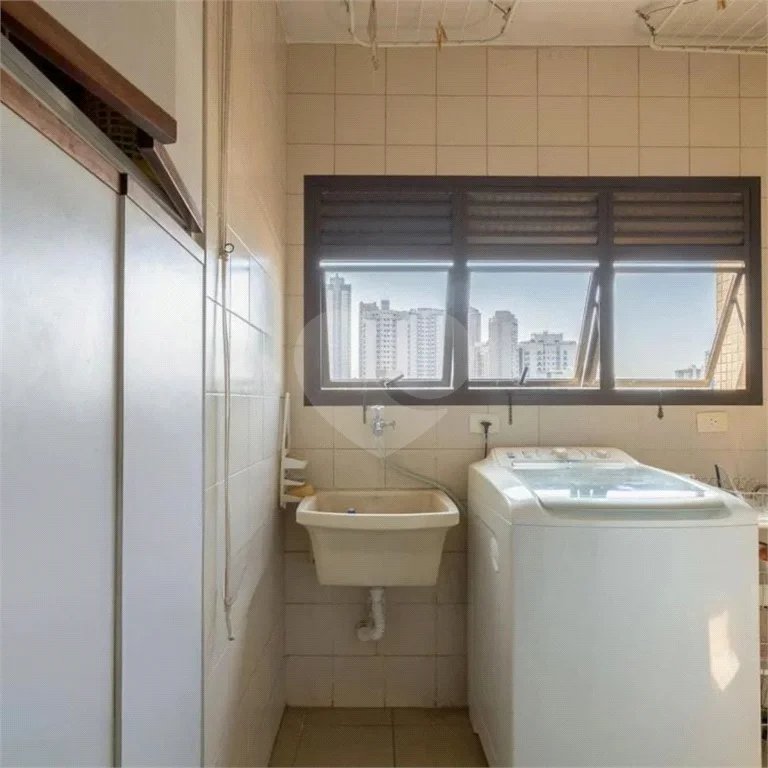Apartamento na Vila Regente Feijó com 135m2, com 2 dorms, 1 suíte, 2 vagas. Estuda permuta.