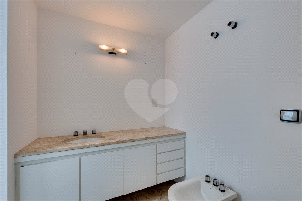 Apartamento à venda com 3 suítes em Real Parque, São Paulo, SP