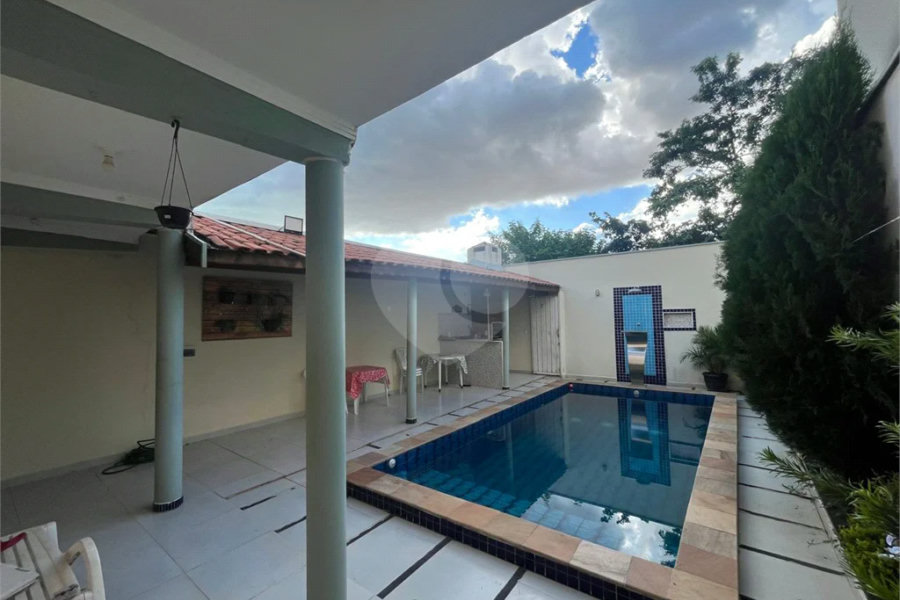 Casa ampla no bairro Terra Rica com 3 pavimentos e excelente estrutura.
