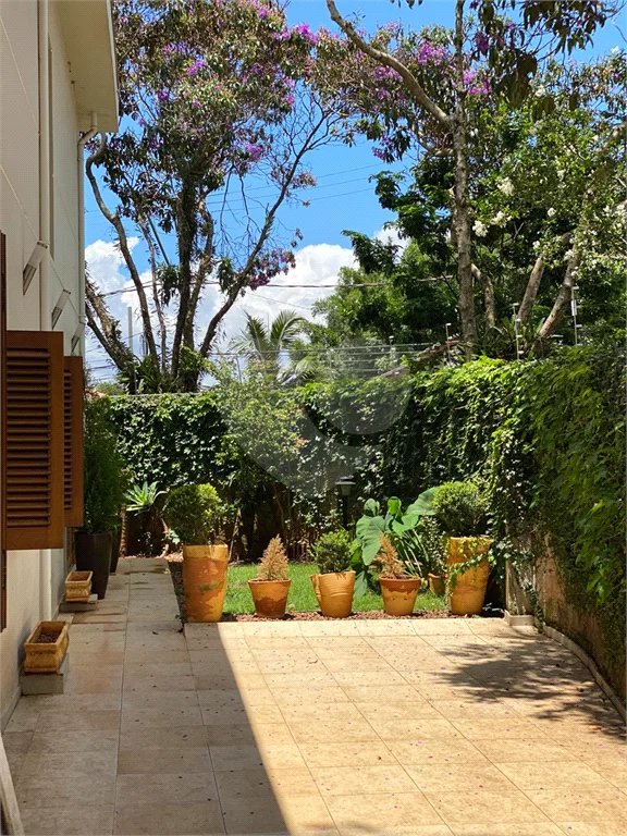 Lindo sobrado, possui 3 dormitórios, sendo 1 suíte master com sacada, banheira, e 4 vagas