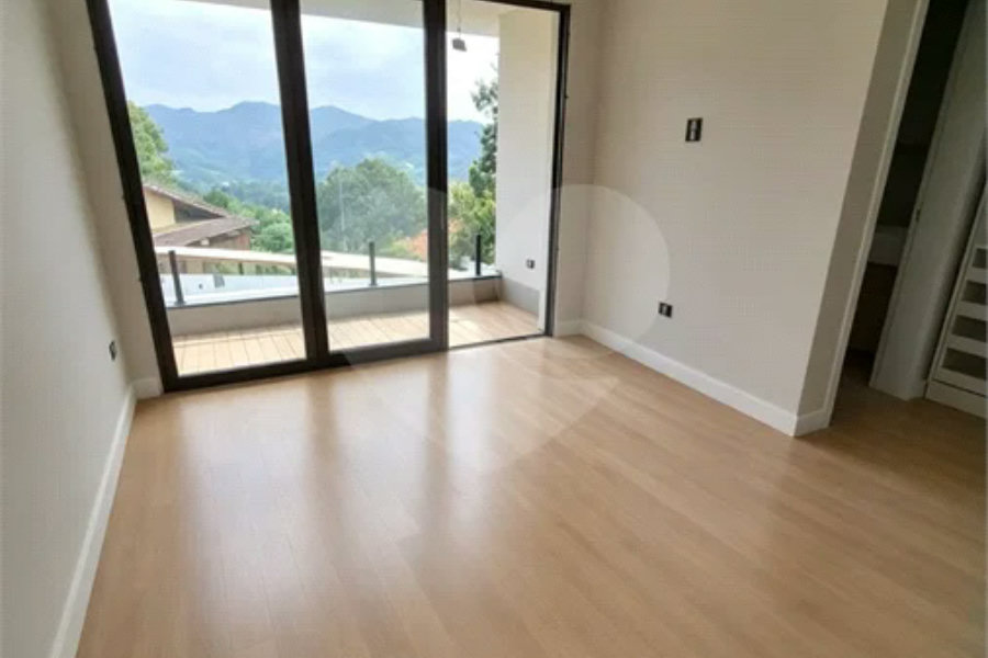 Venda moderna nova em Condomínio na Serra da Cantareira.