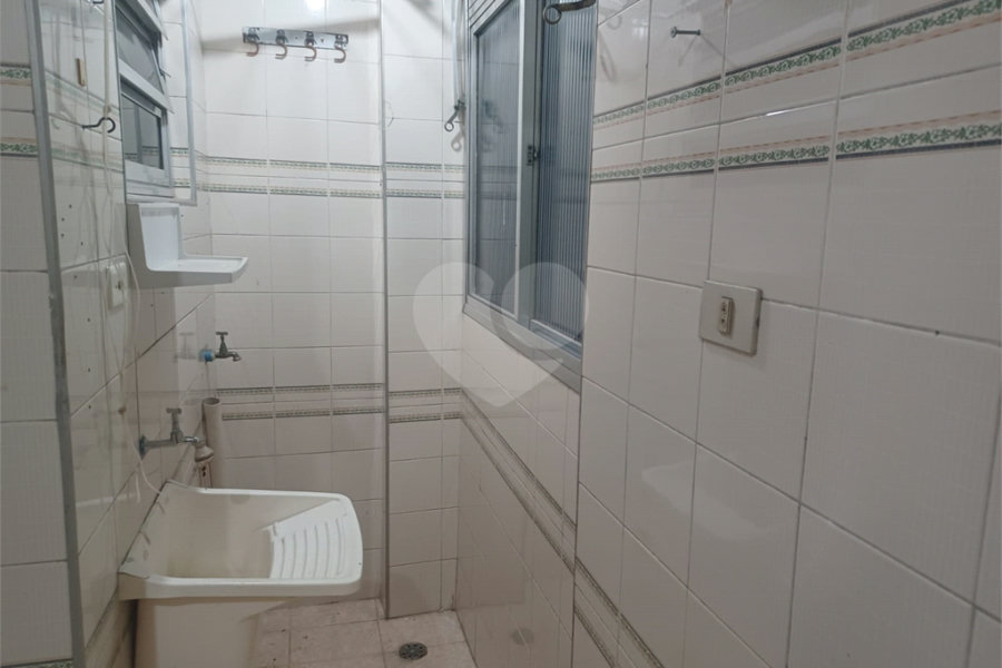 Apartamento super bem localizado, com 01 dormitório e armário embutido