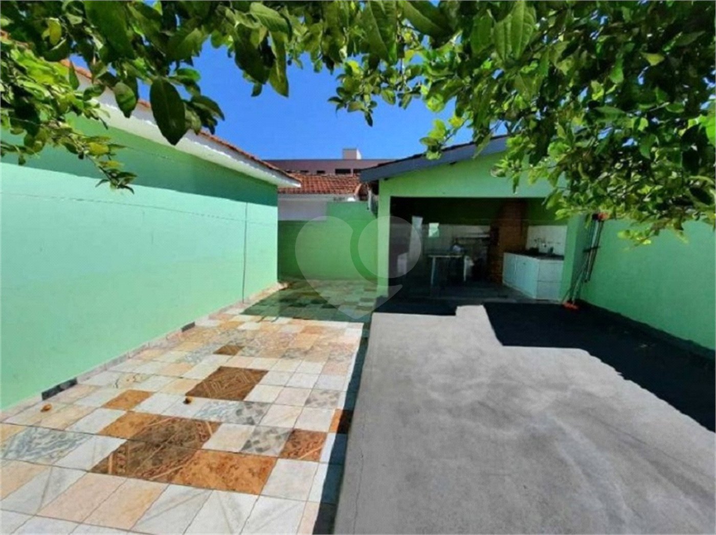 Casa térrea com 3 dormitórios.