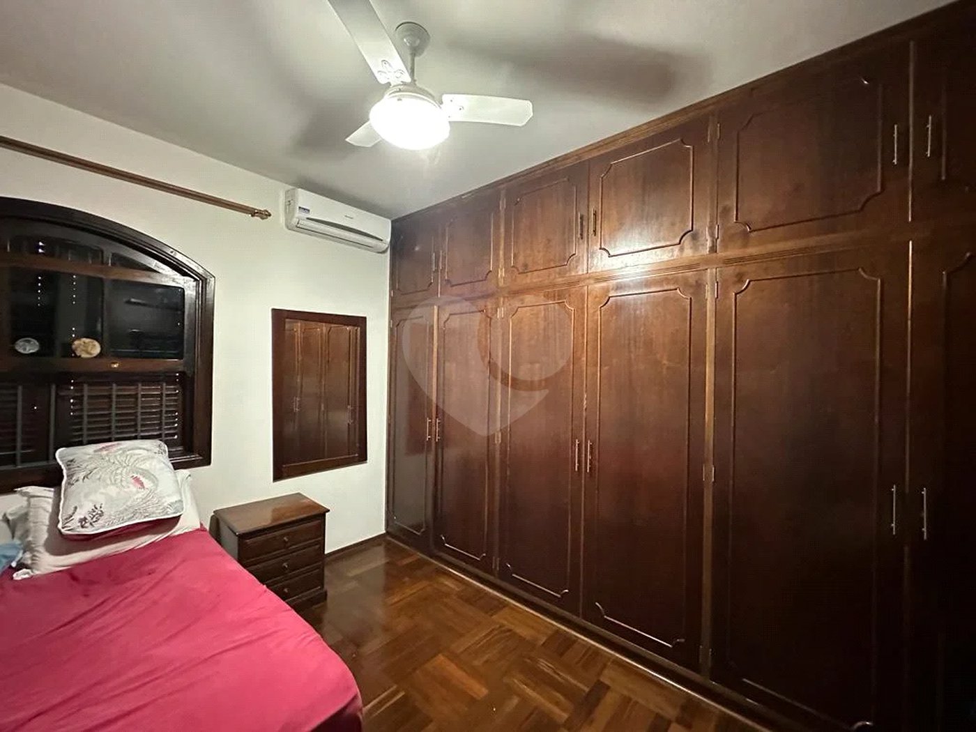 Casa assobradada à venda no bairro Nova Piracicaba, em Piracicaba/SP.