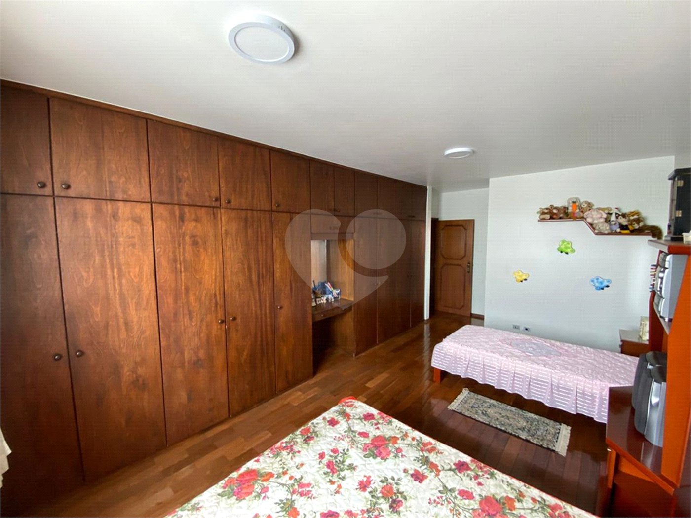 Casa Térrea com 3 suítes, sendo 1 suíte master.