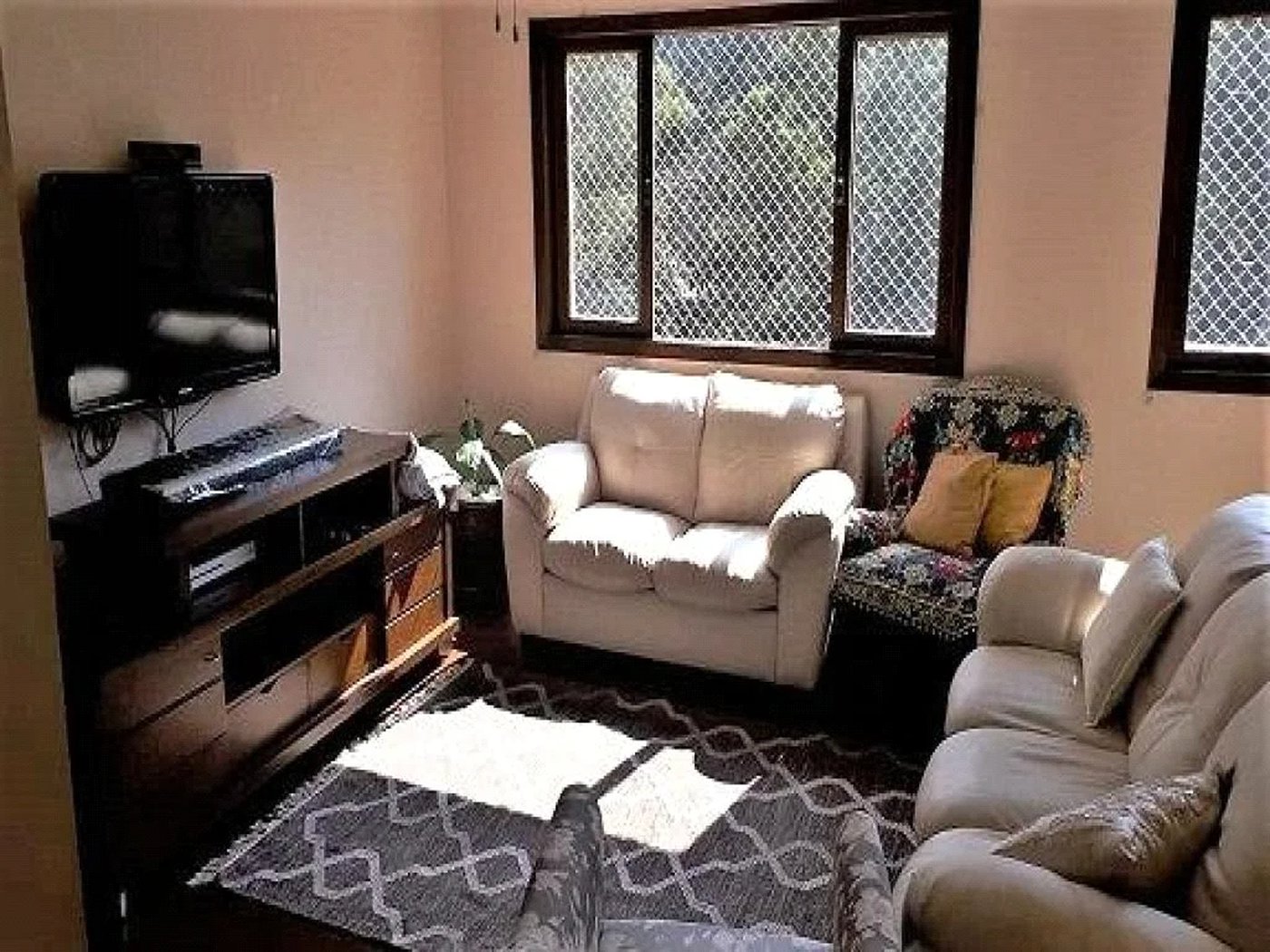Sobrado com 4 quartos sendo 2 suítes, lareira e 2 vagas de garagem no Jardim Olympia/Butantã