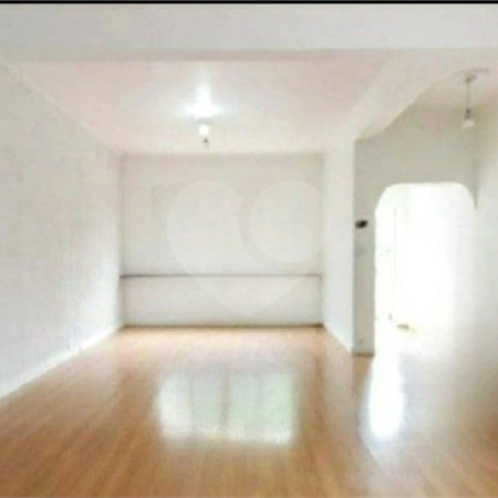 Sobrado à venda na Mooca de 212m² com 2 dormitórios, 1 suíte e 2 vagas.