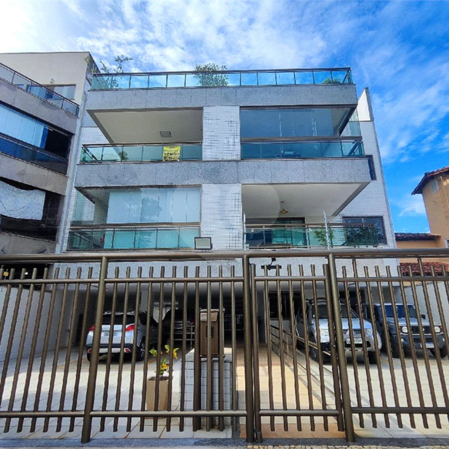 Localizado no Recreio dos Bandeirantes possui 103 m2 de área total, 88m2 de área útil, apartamento padrão, 3 quartos, sendo 1 suíte, banheiro social, banheiro de serviço, cozinha espaçosa, lavanderia, varanda gourmet, fundos sem vizinhos, vista livre.