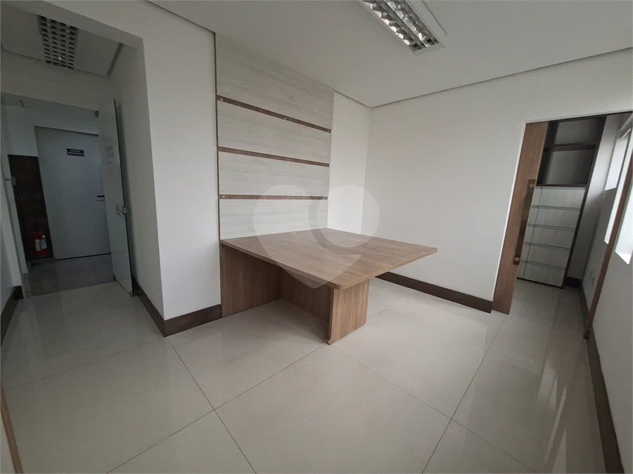 SALA COMERCIAL DE 90 M² COM 12 BAIAS, SALA DE REUNIÃO, AR-CONDICIONADO CENTRAL E 2 VAGAS!