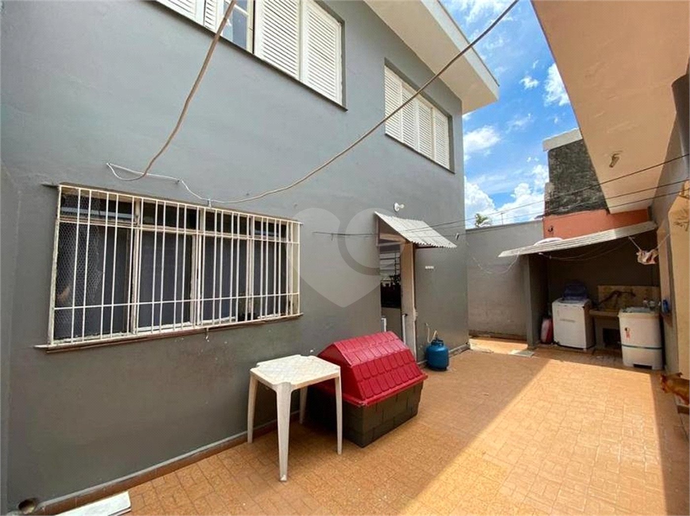 Casa com 202m² , 4 dormitórios , sendo 1 suíte , 3 vagas de garagem.