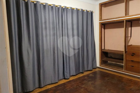 Casa Térrea com 3 dormitórios.