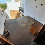 Casa térrea com 5 dormitórios, sendo 2 suítes.