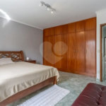 Sobrado no Jabaquara com 280m², 3 dormitórios, quintal amplo, varanda e 3 vagas de garagem.