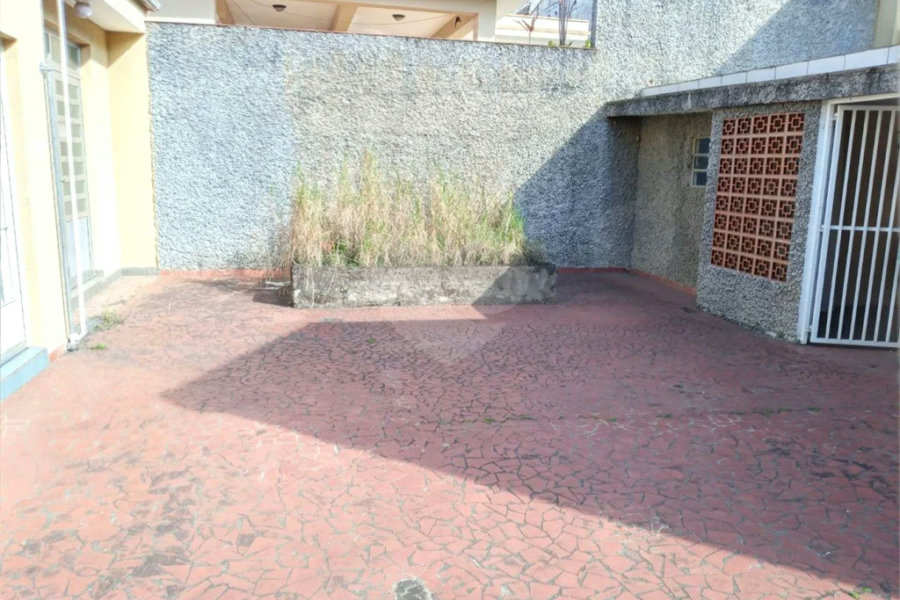 Casa com 4 dormitórios e 4 vagas.