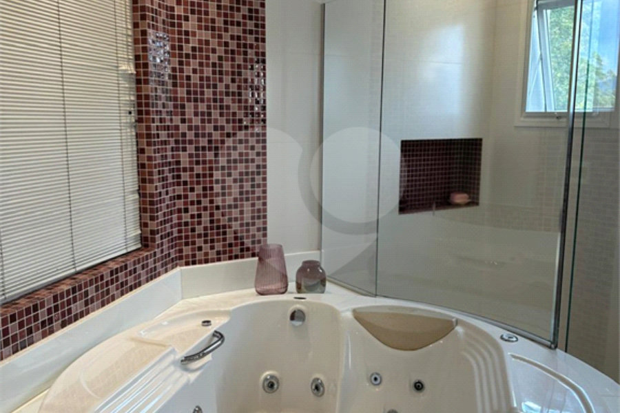 Linda casa a venda no Condomínio Reserva Nova Cantareira. Decoração Moderna ! Imóvel com 3 suítes completas, 6 vagas de garagem.
