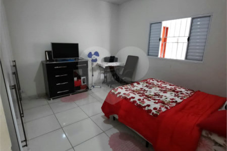 Casa Térrea com 2 dormitórios.