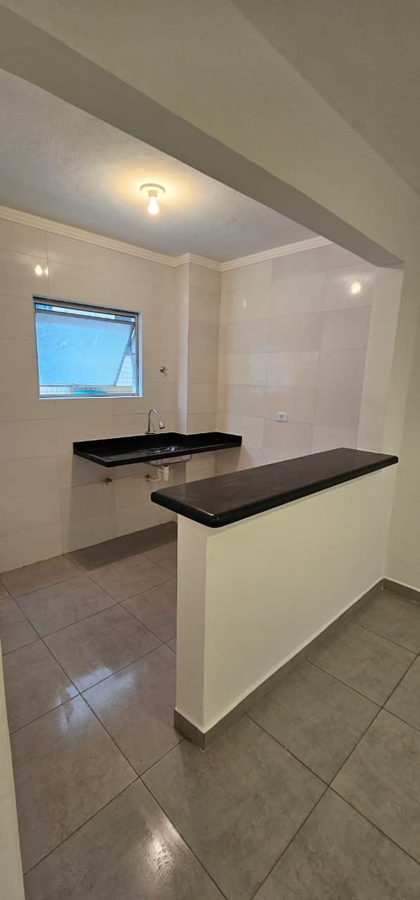 Apartamento de 01 Dormitório na Vila Caiçara — 200 m do Mar