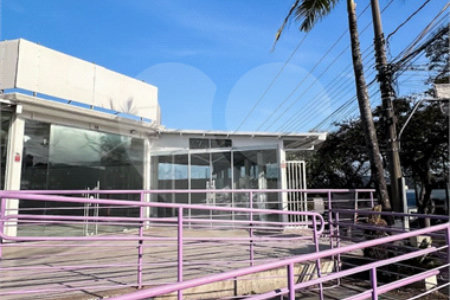 Lindo Salão Comercial para locação com 924m2 no Centro de Atibaia
