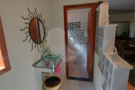 Casa térrea com piscina no Residencial Samambaia.