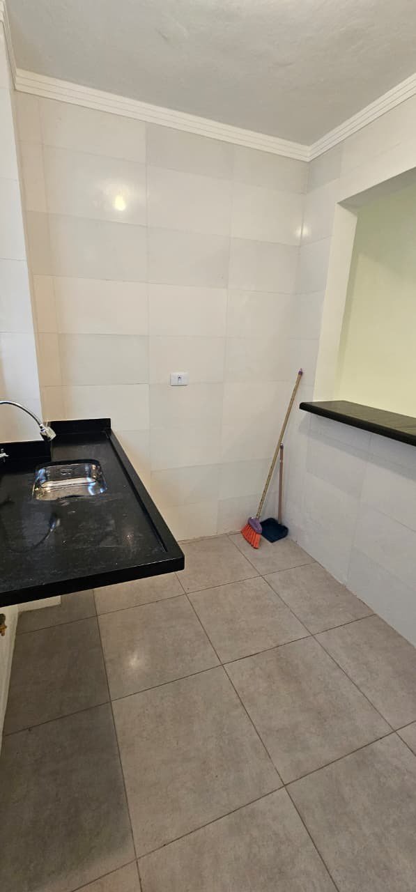 Apartamento de 01 Dormitório na Vila Caiçara — 200 m do Mar