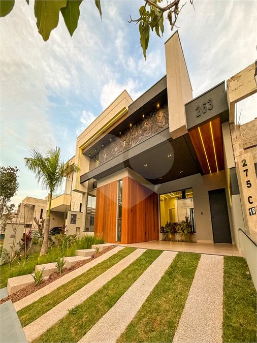 Indaiatuba - Condominio Sapezal - R$ 2.400.000,00 - Área Total 360,00 m² - Área Construída 213,32 m² - TÉRREA - 03 suítes sendo a master com closet; - Escritório; Lavabo; Cozinha com cooktop e planejados; Gourmet com churrasqueira; Ambientes preparados para ar condicionado; Piscina com cascata,
