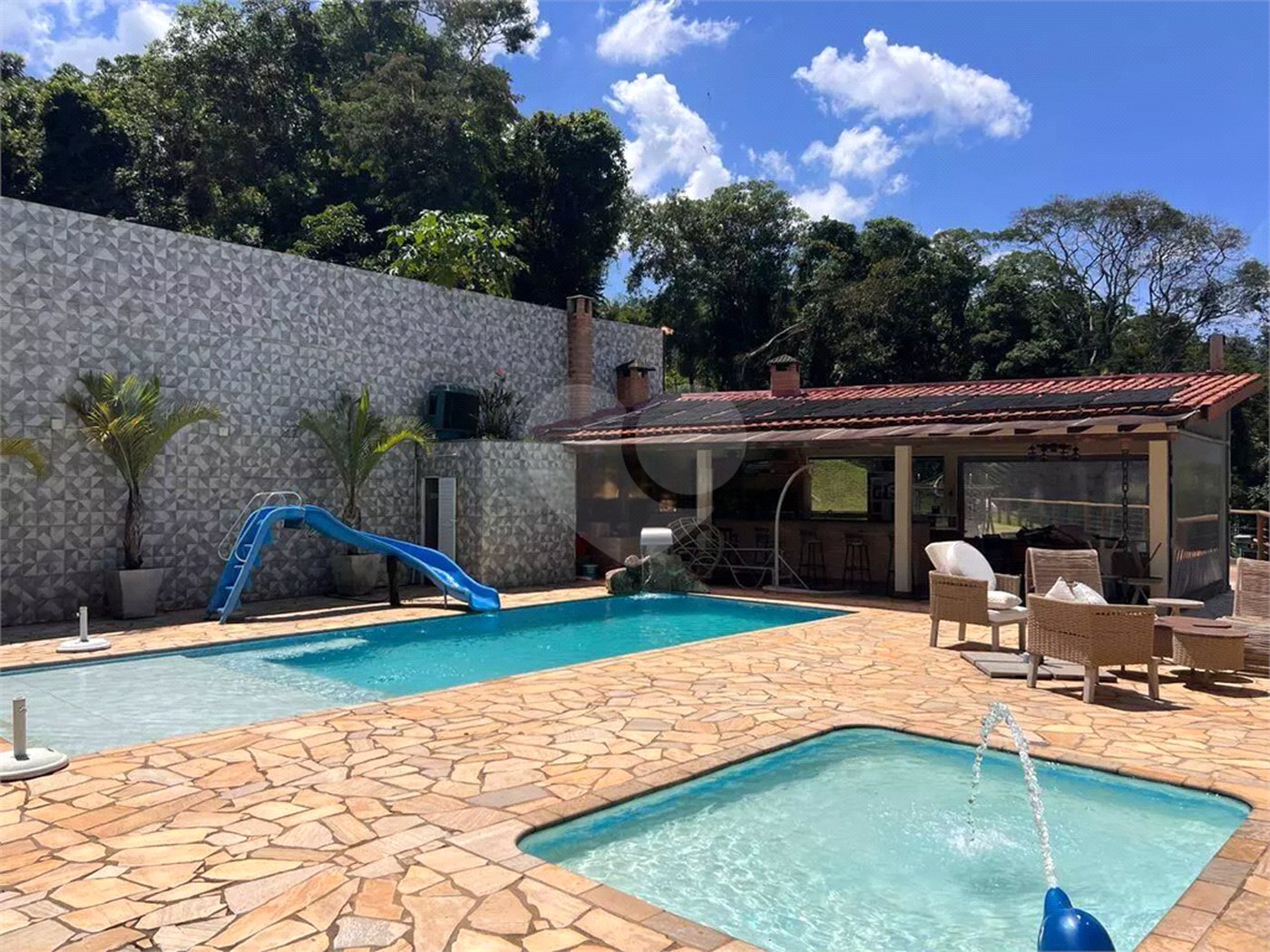 Chácara com excelente infraestrutura, contendo casa com 8 dormitórios, 900 m² de área construída, área total de 3000m², piscina adulto e infantil, churrasqueira, quadra gramada de futebol - Rio Acima - Atibaia/SP 900 m² Área construída 3.000 m² Área do terreno
