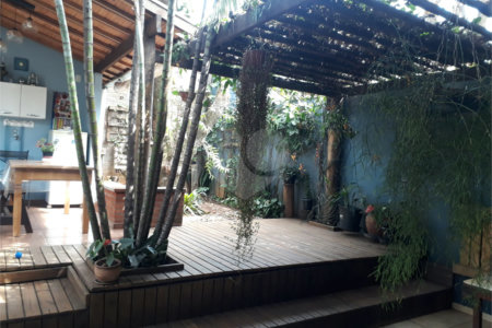 Sobrado com quintal amplo e arborizado a venda