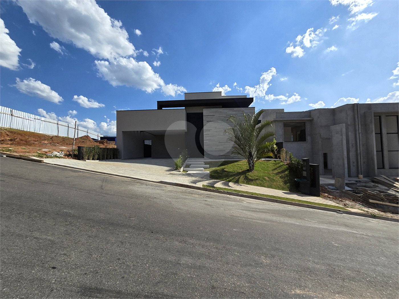 Maravilhosa Casa térrea em condomínio fechado no Portal Lamis, com 3 suítes, piscina privativa e persianas elétricas em excelente condomínio com salão de festas, piscina, quadras de tênis, beach tênis e campo de futebol. Vista cinematográfica da Pedra Grande.