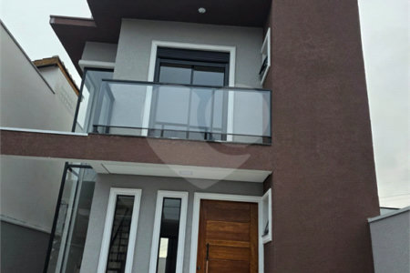 Sobrado com 3 dormitórios (1 suíte), sala integrada e quintal com churrasqueira