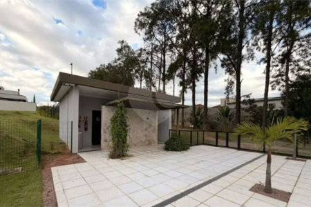 Indaiatuba - Condominio Villa Sapezal - 318 m² de Terreno - 230 m² de Área Construída - 3 suítes, sendo 1 Master com closet planejado - Sala de TV - Sala de estar integrada à Sala de jantar - Cozinha com móveis planejados - Despensa - Escritório planejado - Lavabo - Piscina com preparação para aquec